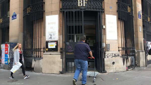 Отделение Центробанка Франции (Banque de France) на площади Бастилии в Париже, которое поджег Петр Павленский. 18 октября 2017