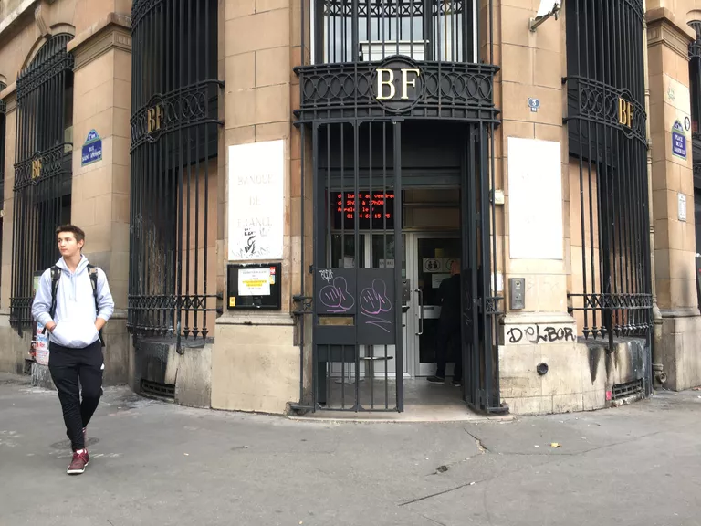 Отделение Центробанка Франции (Banque de France) на площади Бастилии в Париже, которое поджег Петр Павленский Отделение Центробанка Франции (Banque de France) на площади Бастилии в Париже, которое поджег Петр Павленский