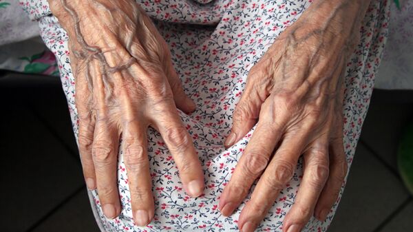 Руки пожилой женщины. Архивное фото