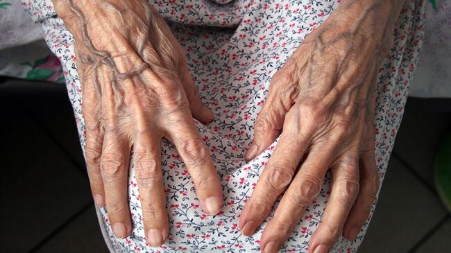 Руки пожилой женщины