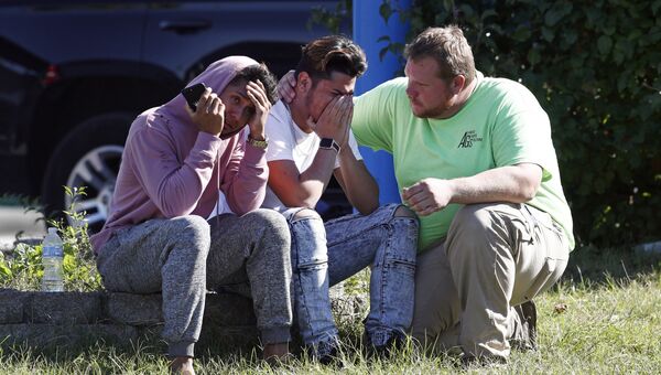 Люди на месте стрельбы на территории бизнес-парка в штате Мэриленд. 18 октября 2017