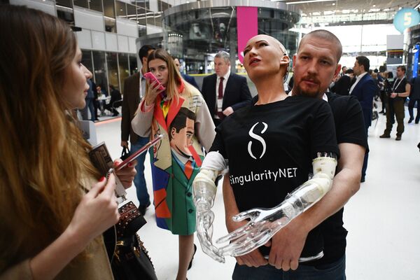 Робот София, разработанный специалистом фирмы Hanson Robotics Дэвидом Хэнсоном на выставке в рамках международного форума Открытые инновации - 2017 в Москве Робот София, разработанный специалистом фирмы Hanson Robotics Дэвидом Хэнсоном на выставке в рамках международного форума Открытые инновации - 2017 в Москве