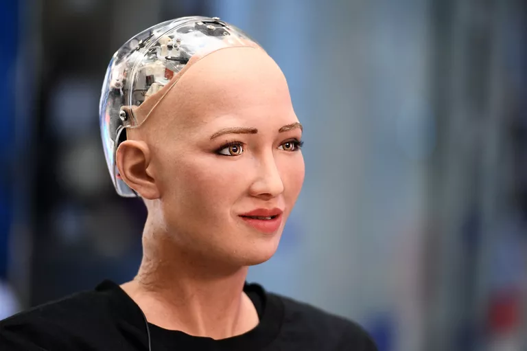 Человекоподобный робот София, разработанный специалистом фирмы Hanson Robotics Дэвидом Хэнсоном на международном форуме Открытые инновации - 2017 в Москве Человекоподобный робот София, разработанный специалистом фирмы Hanson Robotics Дэвидом Хэнсоном на международном форуме Открытые инновации - 2017 в Москве