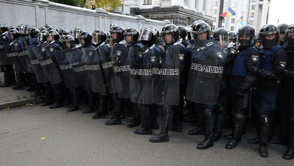Сотрудники полиции во время акции протеста в Киеве. Архивное фото