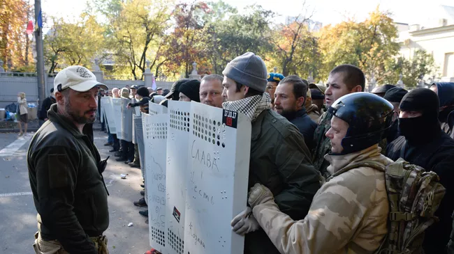 Бойцы батальона Донбасс на территории палаточного городка у здания Верховной рады Украины. 18 октября 2017