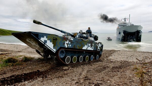 Боевые машины пехоты Военно-морских сил Народно-освободительной армии КНР выходят на берег во время высадки морского десанта