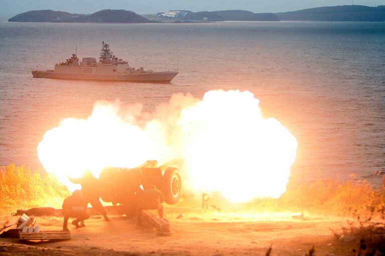 Артиллерийский салют во время захода фрегата ВМС Индии Саптура во Владивосток для участия в международном российско-индийском межвидовом учении Индра – 2017. 19 октября 2017