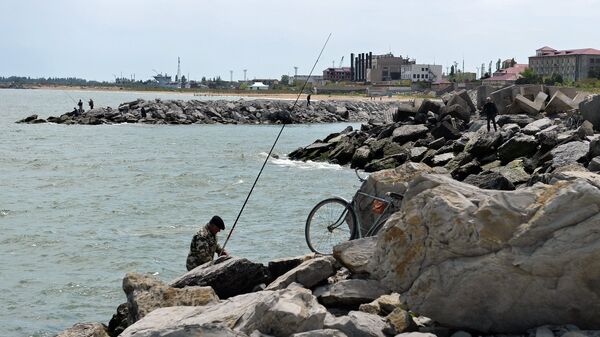 Рыбаки на набережной города Каспийска. Архивное фото