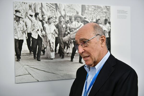 Участник итальянской делегации на Всемирном фестивале молодежи и студентов 1957 года Джузеппе Скотти на фотовыставке МИА Россия сегодня, организованной на площадке XIX Всемирного фестиваля молодежи и студентов