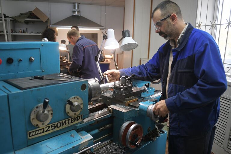 Работники токарного цеха в процессе производства деталей для студийных микрофонов на предприятии Союз в Туле Работники токарного цеха в процессе производства деталей для студийных микрофонов на предприятии Союз в Туле