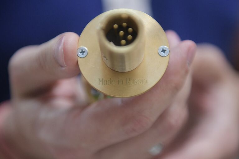 Надпись Сделано в России на студийном микрофоне Союз, произведенный на предприятии в Туле Надпись Сделано в России на студийном микрофоне Союз, произведенный на предприятии в Туле