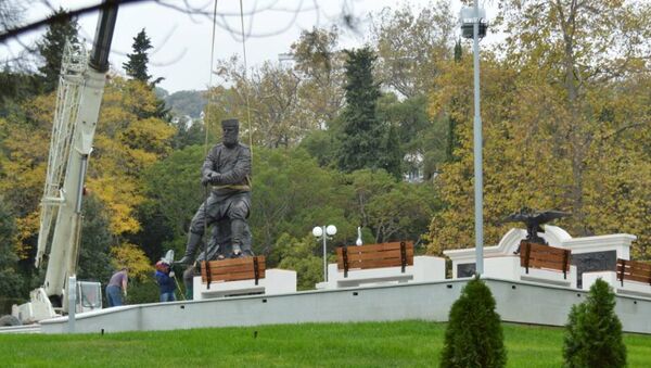Установка памятника царю-миротворцу Александру III в парке Ливадийского дворца в Крыму