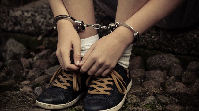 Подросток в наручниках