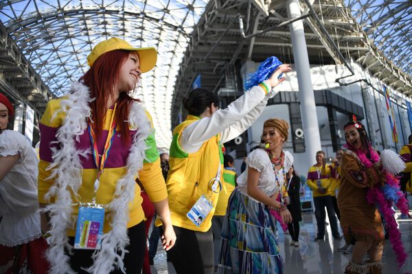Участники XIX Всемирного фестиваля молодежи и студентов в Сочи
