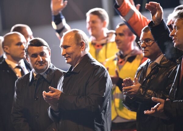Президент РФ Владимир Путин принимает участие в церемонии открытия автомобильного движения по реконструированному участку автомобильной дороги Р23