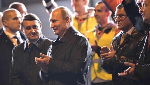 Президент РФ Владимир Путин принимает участие в церемонии открытия автомобильного движения по реконструированному участку автомобильной дороги Р23