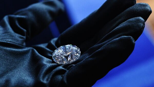 Закрытый показ коллекции бриллиантов Династия в Москве (бриллианты созданы из одного алмаза, изготовлены гранильным подразделением Бриллианты АЛРОСА)