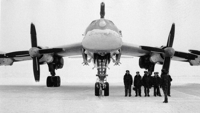 Стратегический бомбардировщик «ТУ-95» на аэродроме части дальней авиации