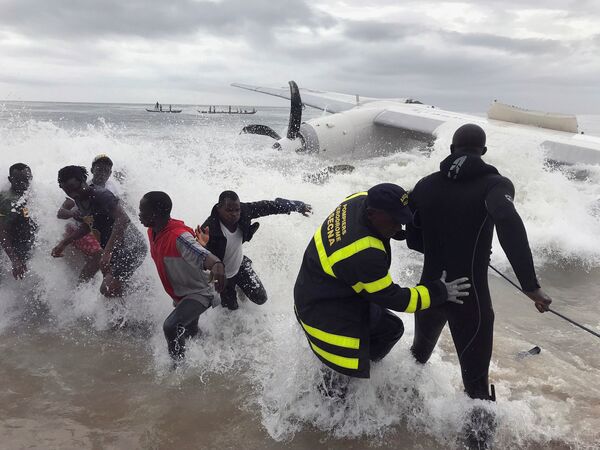 Спасатели на месте крушения самолета на побережье Абиджана, Кот-д'Ивуар