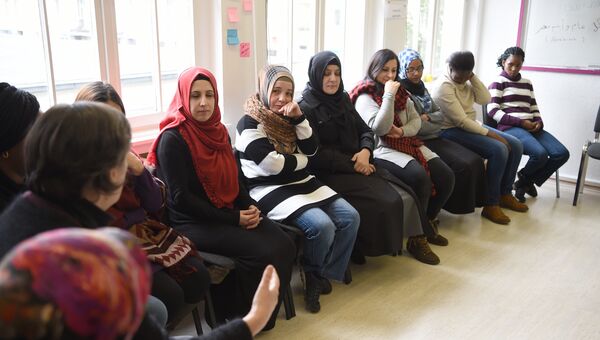 Беженцы на занятиях в образовательном центре Германии. Архивное фото