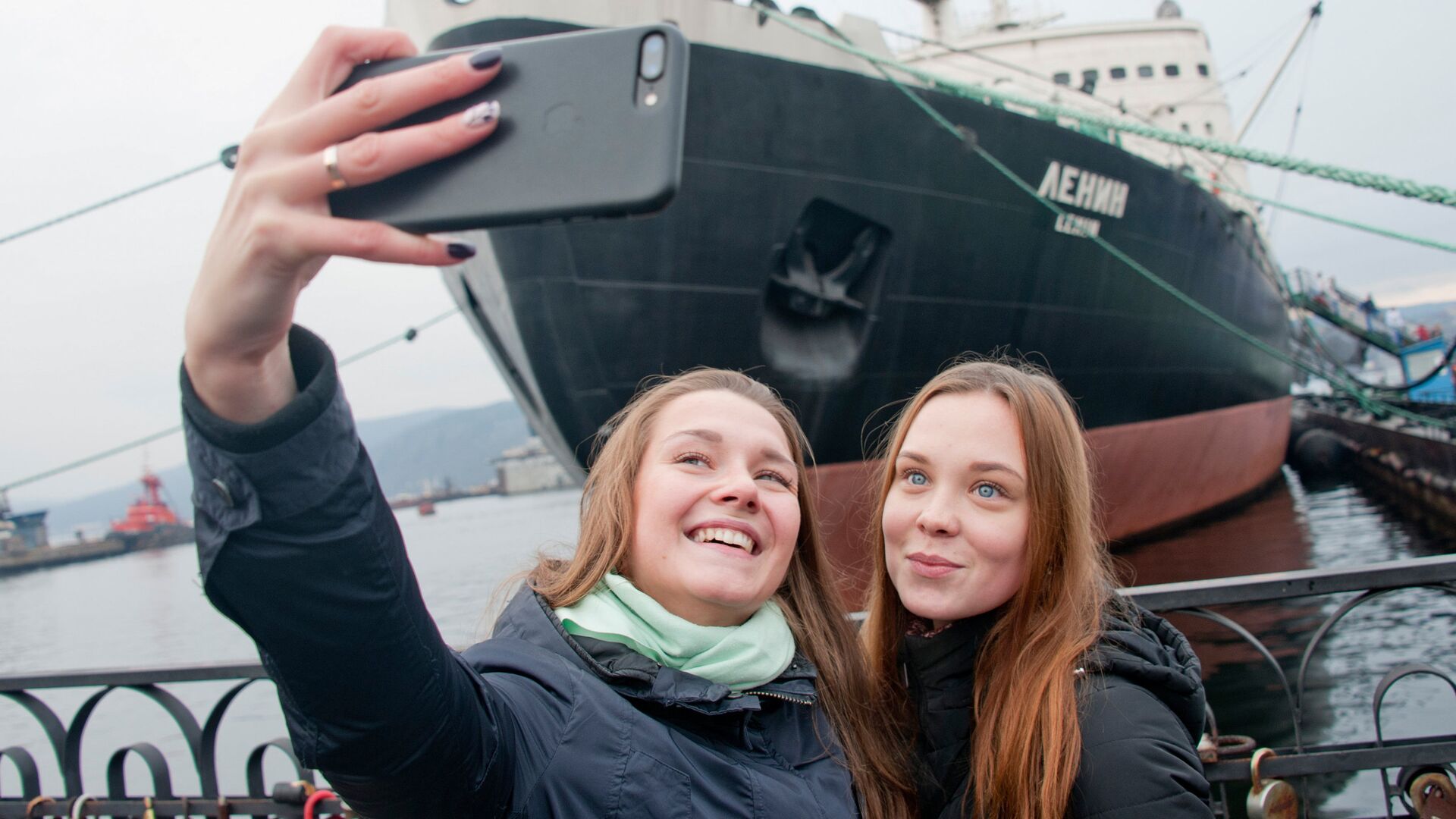 Девушки фотографируются перед музеем-ледоколом Ленин в Мурманске - РИА Новости, 1920, 22.03.2021