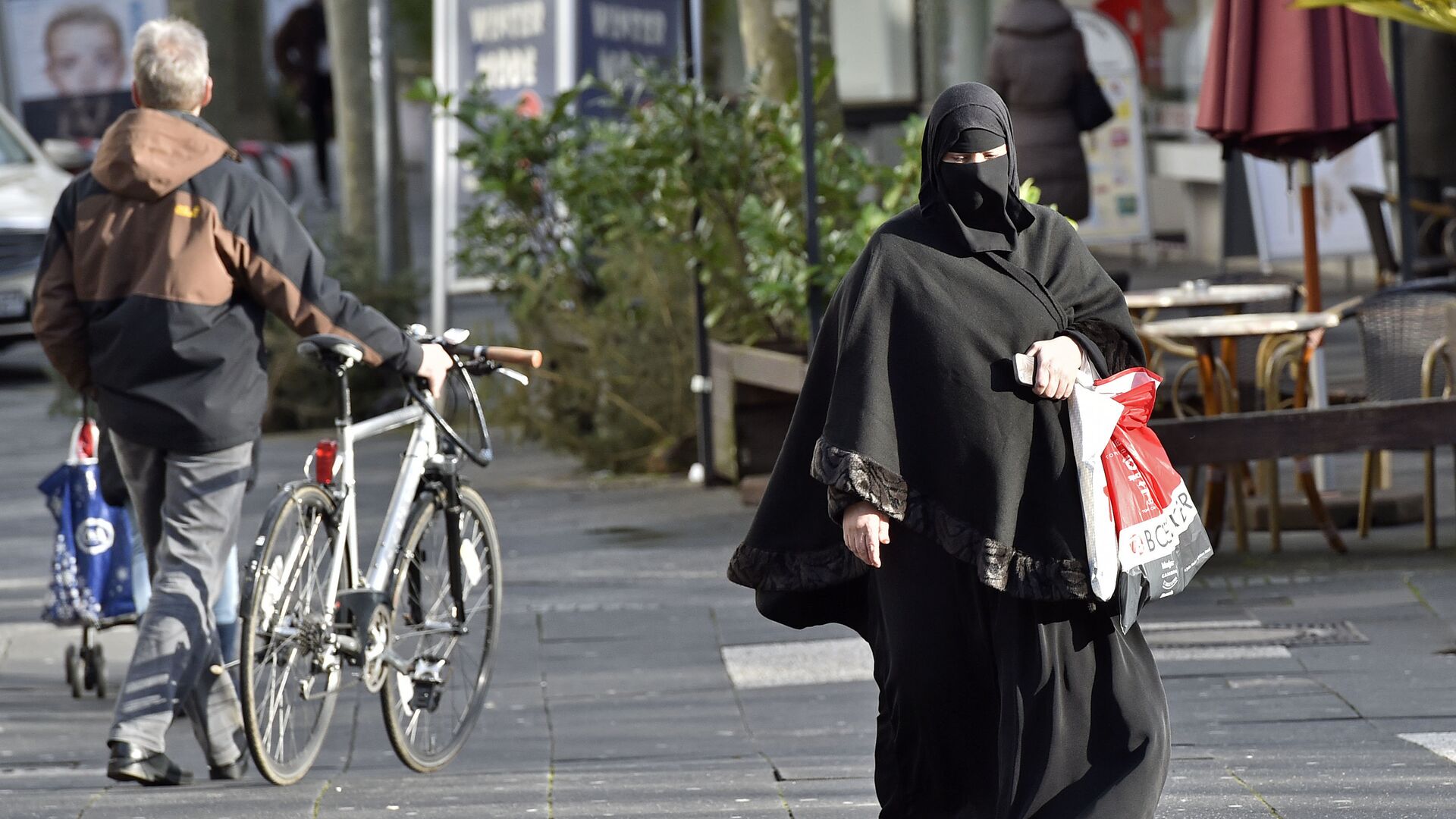 Женщина в хиджабе на одной из улиц Германии - РИА Новости, 1920, 01.07.2024