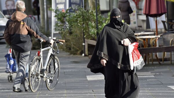 Женщина в хиджабе на одной из улиц в Европе. Архивное фото