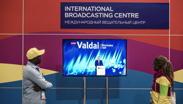 Участники XIX ВФМС  смотрят трансляцию выступления президента РФ Владимира Путина на итоговой сессии международного дискуссионного клуба Валдай. 19 октября 2017