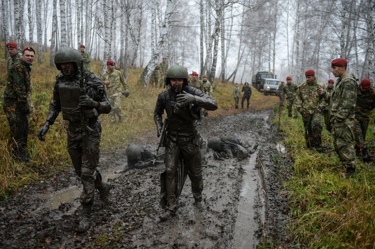 Марш-бросок во время квалификационных испытаний на право ношения крапового берета в Новосибирской области