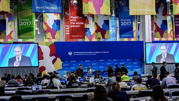 Участники XIX ВФМС смотрят трансляцию выступления президента РФ Владимира Путина на итоговой сессии международного дискуссионного клуба Валдай. 19 октября 2017