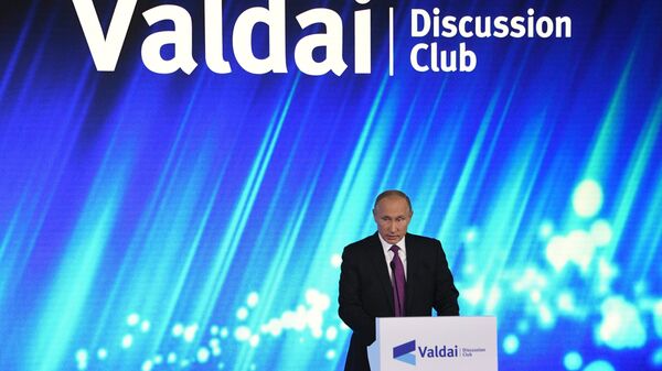 Президент РФ Владимир Путин выступает на итоговой сессии Международного дискуссионного клуба Валдай. 19 октября 2017