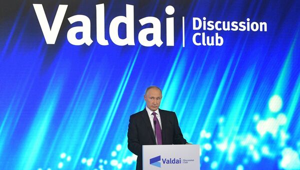 Президент РФ Владимир Путин выступает на итоговой сессии Международного дискуссионного клуба Валдай. 19 октября 2017