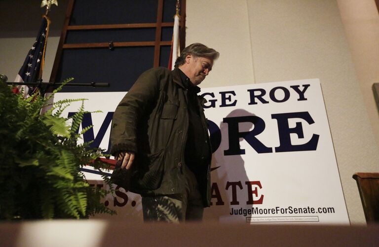 Бывший стратег Белого дома Стив Бэннон на митинге кандидата в американский сенат Роя Мура в Монтгомери, штат Алабама. 26 сентября 2017 Бывший стратег Белого дома Стив Бэннон на митинге кандидата в американский сенат Роя Мура в Монтгомери, штат Алабама. 26 сентября 2017