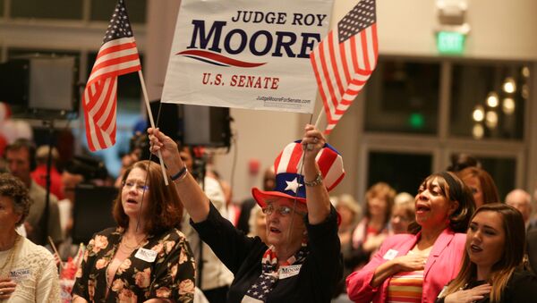 Сторонники кандидата от Республиканской партии Роя Мура во время выдвижения его кандидатуры на выборы в Сенат в Монтгомери, штат Алабама. 26 сентября 2017