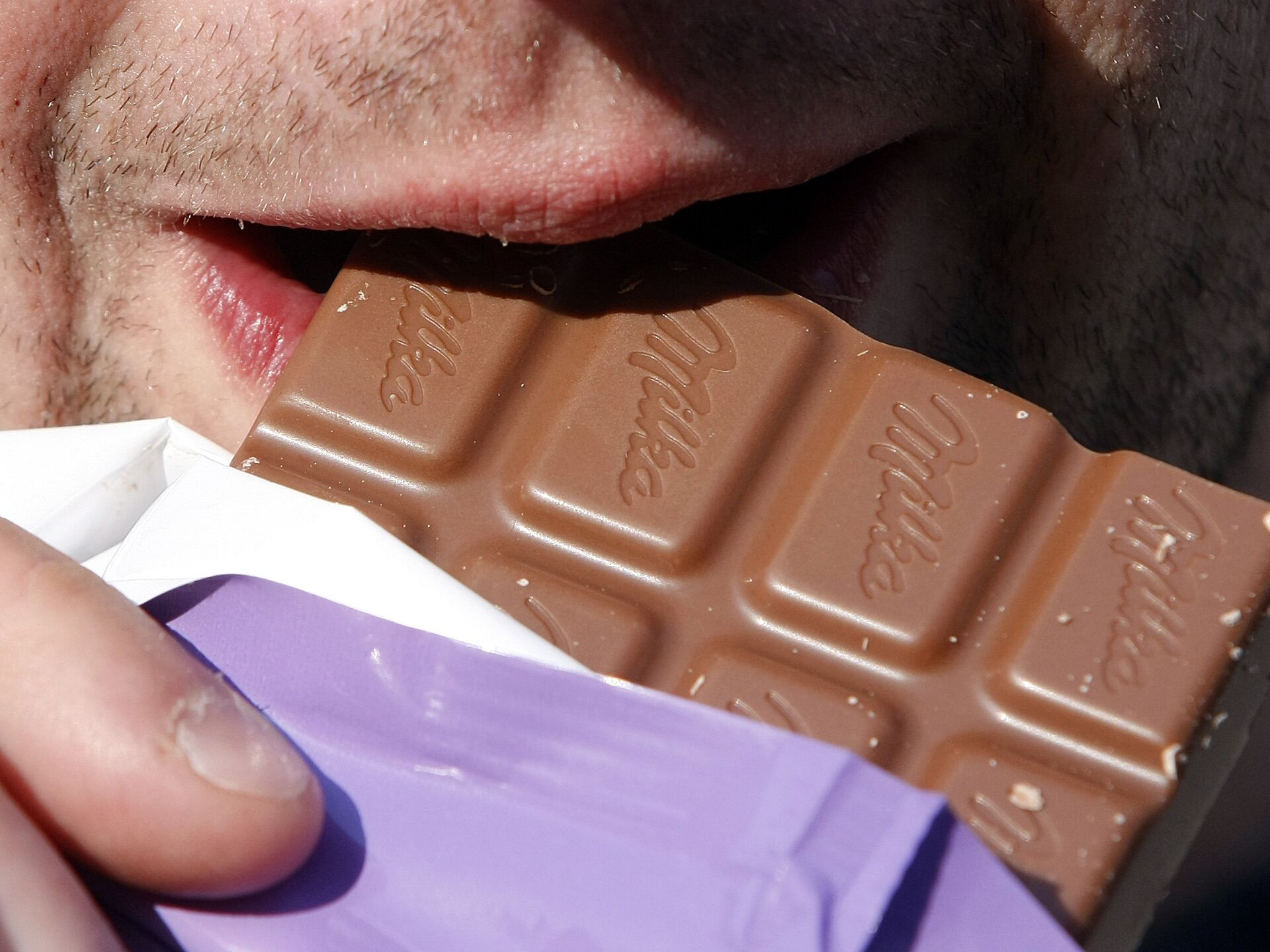 Шоколадки кушаем. Мужчина ест шоколад. Парень с шоколадкой. Воровство шоколадок.
