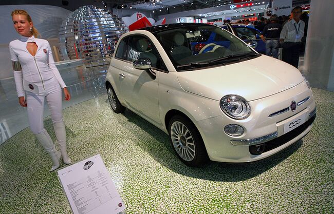 Автомобиль Fiat 500на Московском международном автосалоне