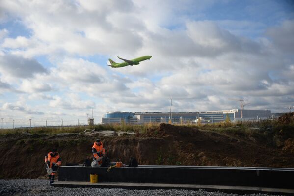 Самолет авиакомпании S7 Airlines в аэропорту Домодедово, где идет строительство нового терминала