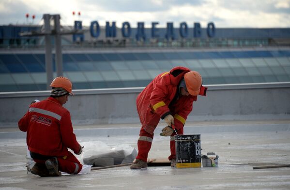 Рабочие на территории строительства нового терминала аэропорта Домодедово