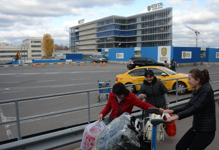 На территории строительства многоуровневого паркинга в новом терминале аэропорта Домодедово