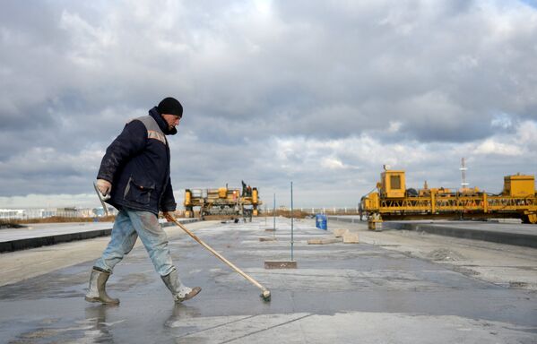 Рабочий на территории строительства взлетной полосы нового терминала аэропорта Домодедово