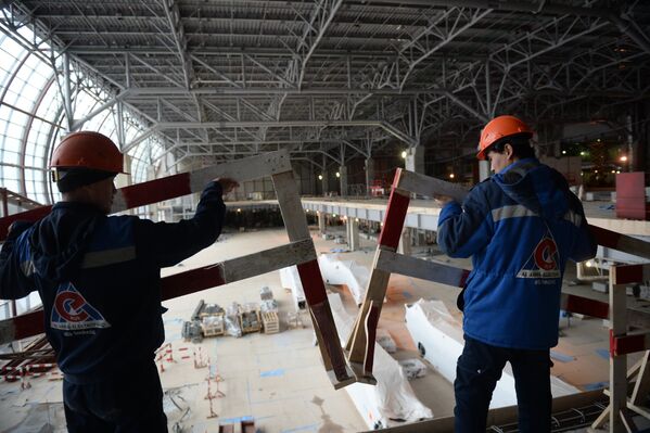 Рабочие на территории строительства нового терминала аэропорта Домодедово
