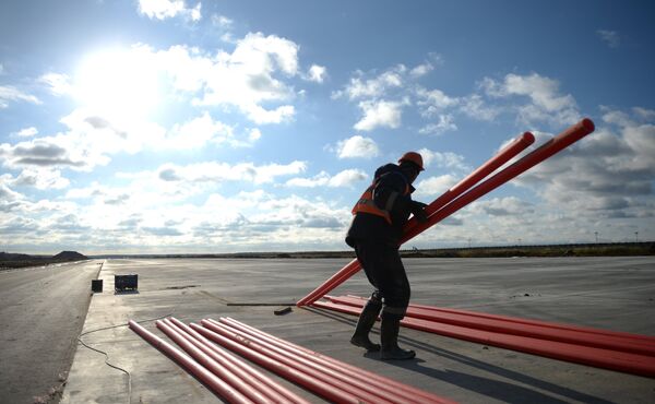Рабочие на территории строительства взлетной полосы нового терминала аэропорта Домодедово