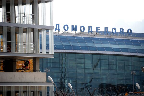 Рабочий на территории строительства нового терминала аэропорта Домодедово