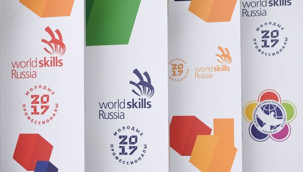 Стенд с эмблемами XIX Всемирного фестиваля молодежи и студентов в Сочи