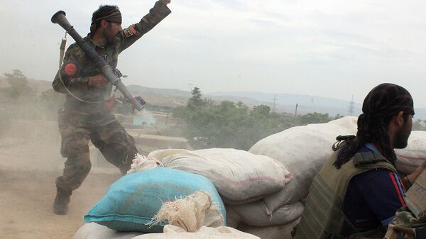 Военнослужащие афганской армии во время столкновения с талибами*. Архивное фото