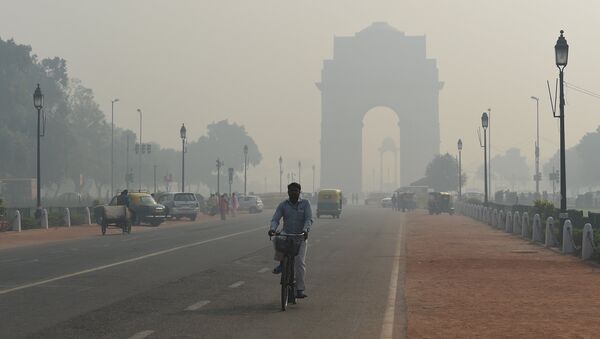 Загрязненный воздух после празднования индуистского праздника Дивали в столице Индии Нью-Дели. 20 октября 2017