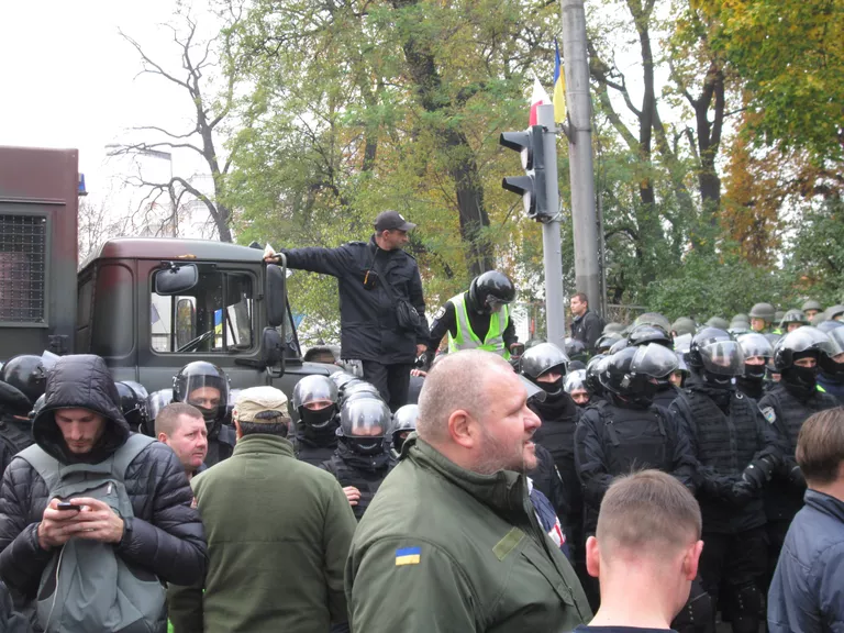 Полиция и участники протеста у верховной рады в Киеве. 20 октября 2017 Полиция и участники протеста у верховной рады в Киеве. 20 октября 2017