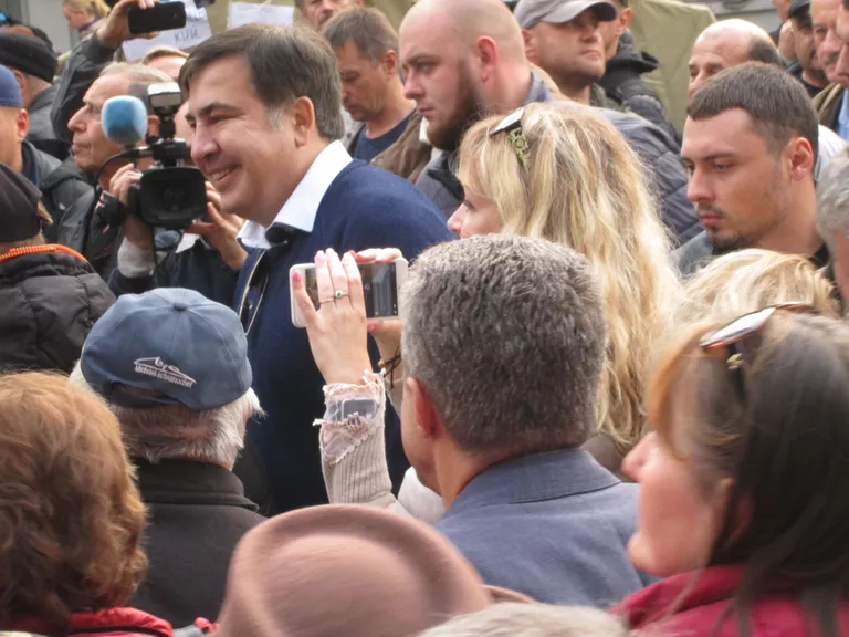 Михаил Саакашвили во время акции протеста у Верховной рады в Киеве. 20 октября 2017 Михаил Саакашвили во время акции протеста у Верховной рады в Киеве. 20 октября 2017