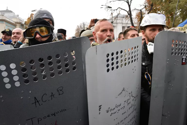 Бойцы батальона Донбасс во время митинга у здания Верховной рады Украины Бойцы батальона Донбасс во время митинга у здания Верховной рады Украины