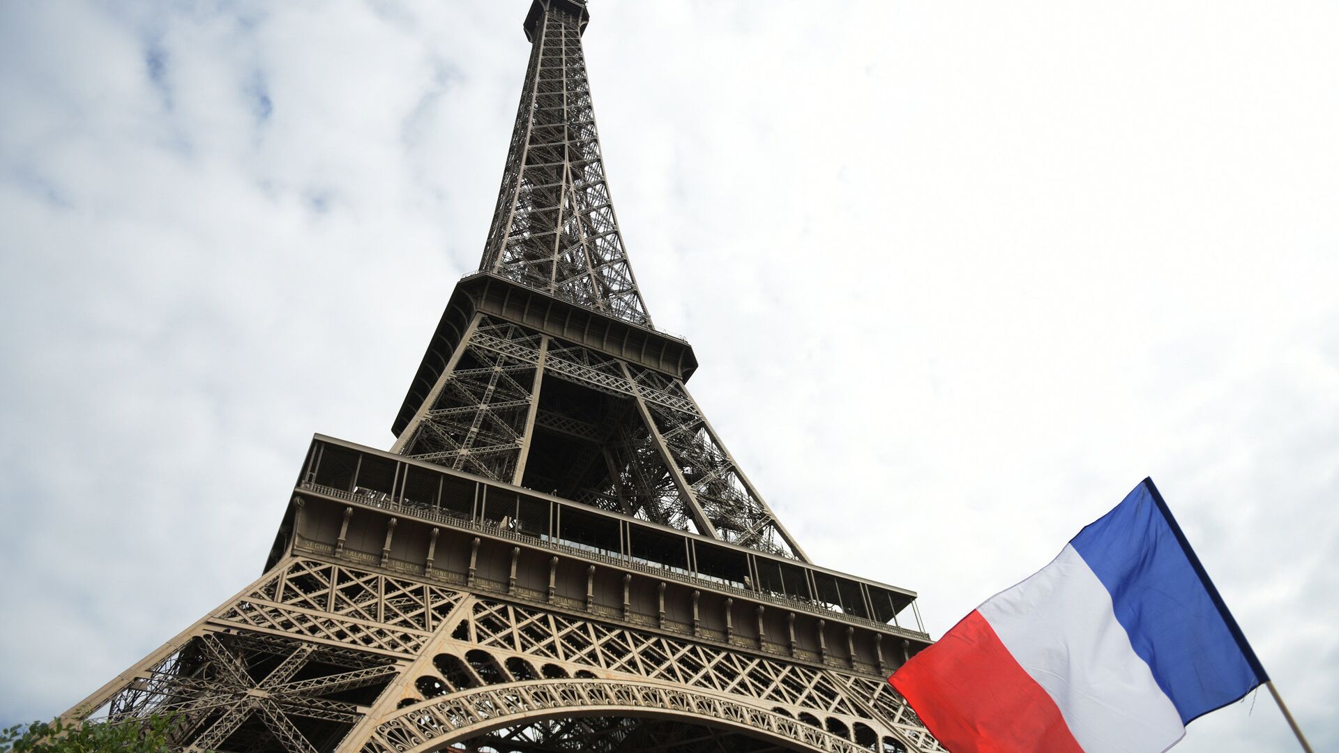 Эйфелева башня в Париже и флаг Франции - РИА Новости, 1920, 18.10.2022